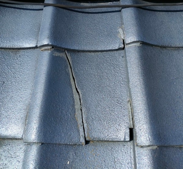 瓦の割れ　セメント瓦